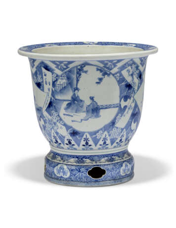 A JAPANESE BLUE AND WHITE PORCELAIN LARGE JARDINIERE - фото 2