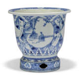A JAPANESE BLUE AND WHITE PORCELAIN LARGE JARDINIERE - photo 2