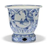 A JAPANESE BLUE AND WHITE PORCELAIN LARGE JARDINIERE - фото 3