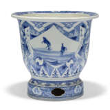 A JAPANESE BLUE AND WHITE PORCELAIN LARGE JARDINIERE - фото 4