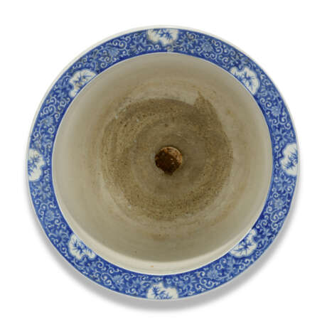 A JAPANESE BLUE AND WHITE PORCELAIN LARGE JARDINIERE - Foto 6