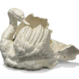 A CONTINENTAL PORCELAIN SAUCE-TUREEN MODELLED AS A SWAN - фото 1