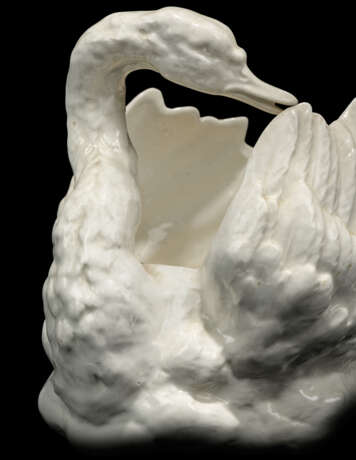A CONTINENTAL PORCELAIN SAUCE-TUREEN MODELLED AS A SWAN - Foto 2