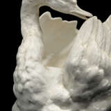 A CONTINENTAL PORCELAIN SAUCE-TUREEN MODELLED AS A SWAN - photo 2