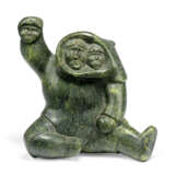 AN INUIT SOAPSTONE FIGURAL GROUP - Foto 1