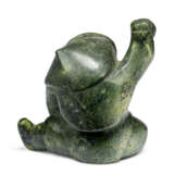 AN INUIT SOAPSTONE FIGURAL GROUP - Foto 2