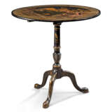 A GEORGE III BLACK-AND-GILT-JAPANNED TILT-TOP CIRCULAR TABLE - Foto 2