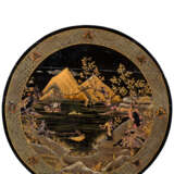 A GEORGE III BLACK-AND-GILT-JAPANNED TILT-TOP CIRCULAR TABLE - Foto 3