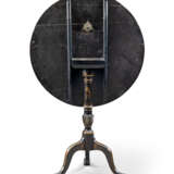 A GEORGE III BLACK-AND-GILT-JAPANNED TILT-TOP CIRCULAR TABLE - Foto 4