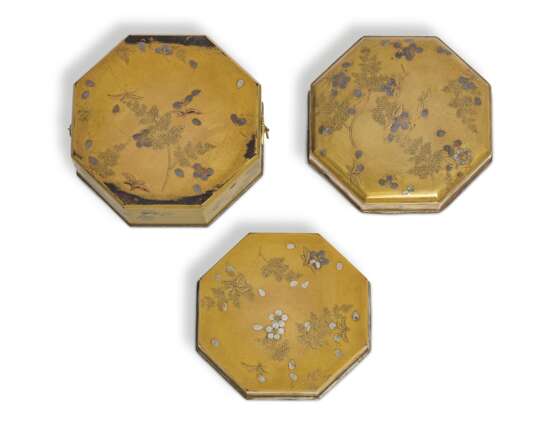 A LACQUER CAKE BOX (KASHIBAKO) WITH SCATTERED CHERRY BLOSSOMS - Foto 3
