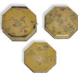 A LACQUER CAKE BOX (KASHIBAKO) WITH SCATTERED CHERRY BLOSSOMS - фото 3