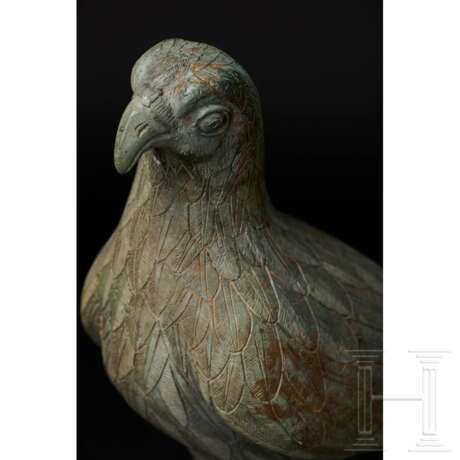 Bronzener Adler von ungewöhnlicher Größe und ausgesprochen feiner Ausarbeitung, griechisch, eventuell frühklassisch (frühes 5. Jhdt vor Christus) oder späthellenistisch (1. Jahrhundert v. – 1. Jahrhundert n. Chr.) - photo 8