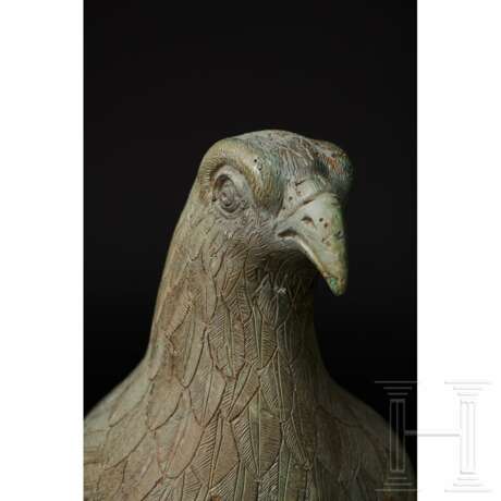 Bronzener Adler von ungewöhnlicher Größe und ausgesprochen feiner Ausarbeitung, griechisch, eventuell frühklassisch (frühes 5. Jhdt vor Christus) oder späthellenistisch (1. Jahrhundert v. – 1. Jahrhundert n. Chr.) - photo 16