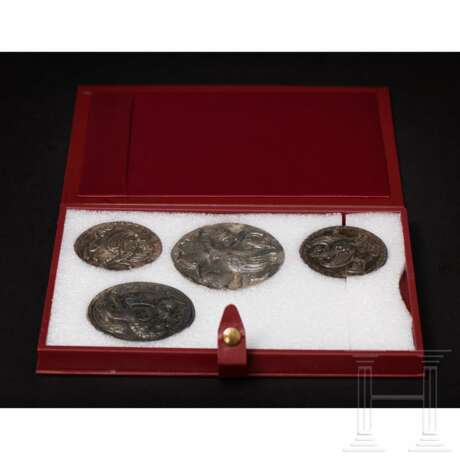 Vier exzellent erhaltene silberne Phalerae, awarisch, mittlerer Donauraum, 8. Jahrhundert - Foto 9