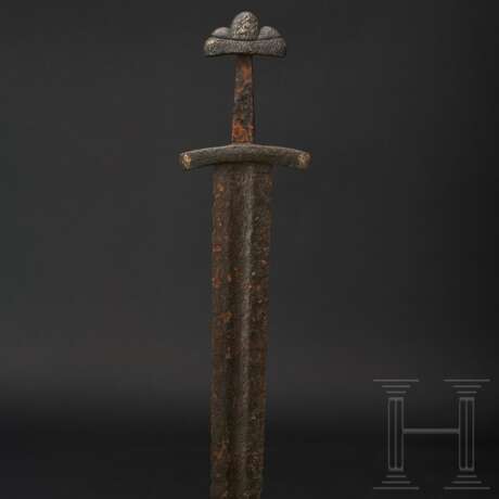 Wikingisches Schwert mit silbereingelegtem Gefäß, Nordeuropa, 10. Jahrhundert - Foto 1