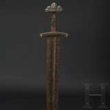 Wikingisches Schwert mit silbereingelegtem Gefäß, Nordeuropa, 10. Jahrhundert - Foto 1