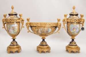 The set of three vases