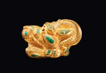 A SARMATIAN GOLD AND TURQUOISE LION-GRIFFIN HEAD APPLIQUÉ