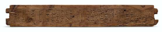 AN EGYPTIAN WOOD COFFIN PANEL FOR HOR-UDJA - Foto 1