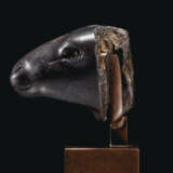 AN EGYPTIAN SILTSTONE HEAD OF A RAM - Foto 1
