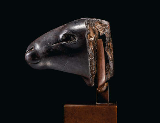 AN EGYPTIAN SILTSTONE HEAD OF A RAM - Foto 1