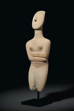 A CYCLADIC MARBLE RECLINING FEMALE FIGURE - photo 3