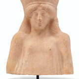 A GREEK TERRACOTTA FEMALE PROTOME - Foto 1