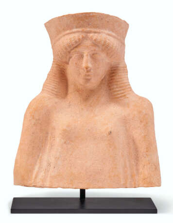 A GREEK TERRACOTTA FEMALE PROTOME - Foto 1