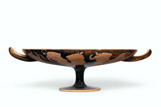 AN ATTIC RED-FIGURED KYLIX - фото 3