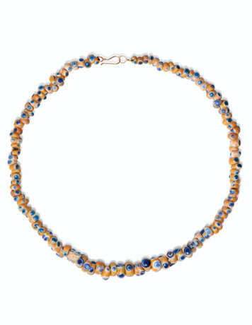 A CARTHAGINIAN YELLOW, WHITE AND BLUE GLASS EYE-BEAD NECKLAC... - photo 1