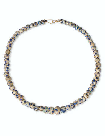 A CARTHAGINIAN TURQUOISE, WHITE AND BLUE GLASS EYE-BEAD NECK... - Foto 1