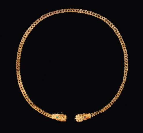 A SARMATION GOLD AND GLASS NECKLACE WITH LION-HEAD TERMINALS... - фото 1