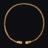 A SARMATION GOLD AND GLASS NECKLACE WITH LION-HEAD TERMINALS... - фото 1