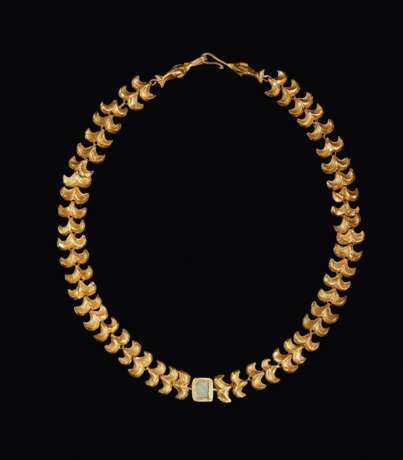 A ROMAN GOLD AND GLASS NECKLACE - photo 1