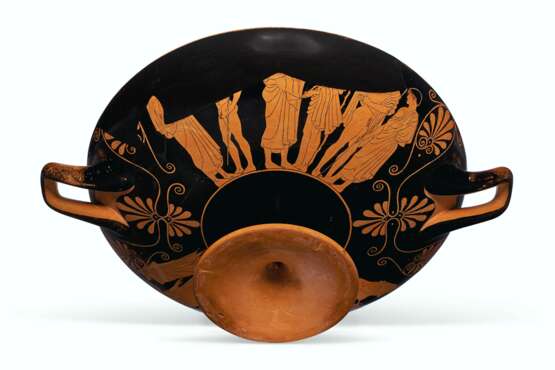 AN ATTIC RED-FIGURED KYLIX - фото 3