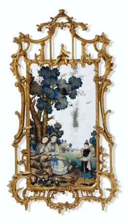 A CHINESE EXPORT REVERSE PAINTED MIRROR PICTURE IN GEORGE II... - Foto 1