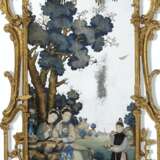A CHINESE EXPORT REVERSE PAINTED MIRROR PICTURE IN GEORGE II... - Foto 2