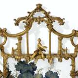 A CHINESE EXPORT REVERSE PAINTED MIRROR PICTURE IN GEORGE II... - Foto 3