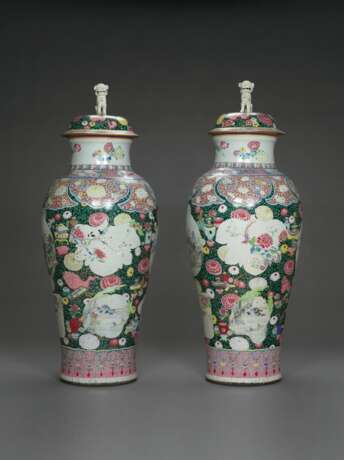 A PAIR OF CHINESE 'SOLDIER' VASES AND COVERS - Foto 1