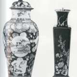 A PAIR OF CHINESE 'SOLDIER' VASES AND COVERS - photo 4