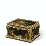 A LOUIS XV ORMOLU-MOUNTED JAPANESE BLACK AND GILT-LACQUER AN... - Foto 1
