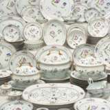 A CHINESE EXPORT FAMILLE ROSE PORCELAIN DINNER SERVICE - photo 1
