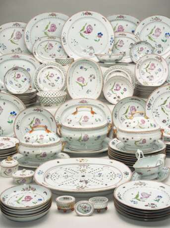A CHINESE EXPORT FAMILLE ROSE PORCELAIN DINNER SERVICE - фото 1