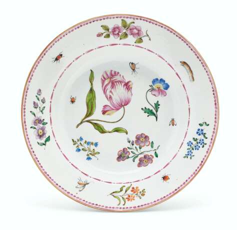 A CHINESE EXPORT FAMILLE ROSE PORCELAIN DINNER SERVICE - Foto 2