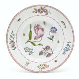 A CHINESE EXPORT FAMILLE ROSE PORCELAIN DINNER SERVICE - Foto 2
