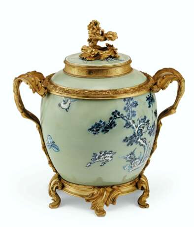 A PAIR OF LOUIS XV ORMOLU-MOUNTED CHINESE CELADON VASES WITH... - фото 5