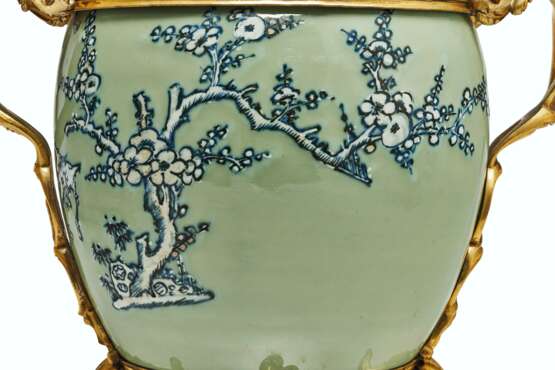 A PAIR OF LOUIS XV ORMOLU-MOUNTED CHINESE CELADON VASES WITH... - фото 8