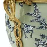 A PAIR OF LOUIS XV ORMOLU-MOUNTED CHINESE CELADON VASES WITH... - Foto 10