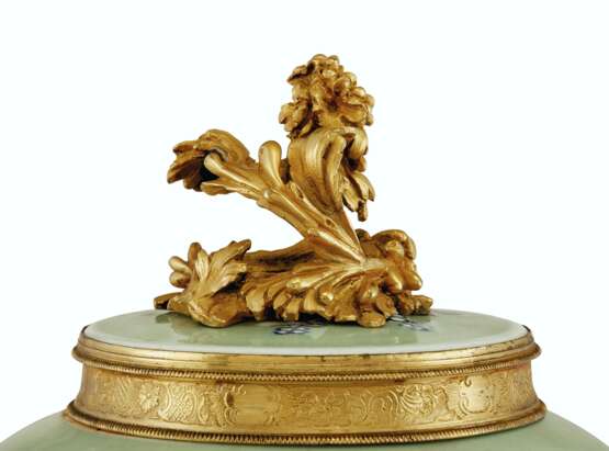 A PAIR OF LOUIS XV ORMOLU-MOUNTED CHINESE CELADON VASES WITH... - photo 12