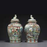 A LARGE PAIR OF CHINESE FAMILLE ROSE JARS AND COVERS - Foto 1